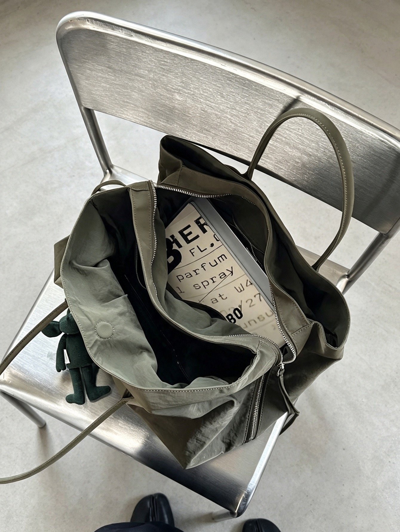 Army Green - Large (39 x 20 x 25) - Premium Outside Nylon & Inside Polyester - Foto 1