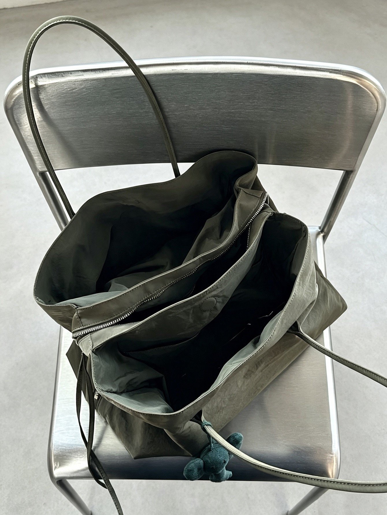 Army Green - Large (39 x 20 x 25) - Premium Outside Nylon & Inside Polyester - Foto 2