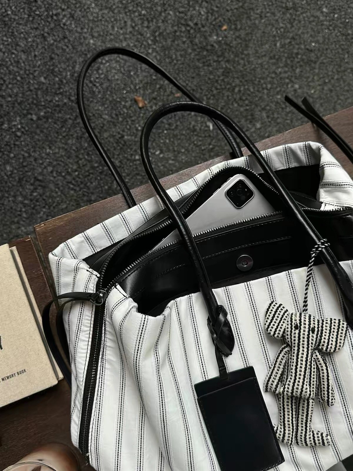 White Tote Strips - Large (39 x 20 x 25) - Premium Outside Canvas & Inside Polyester - Foto 2